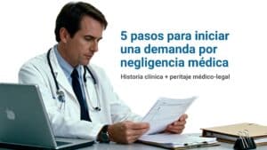 Cómo demandar por negligencia médica en Colombia: médico revisando historia clínica y documentos